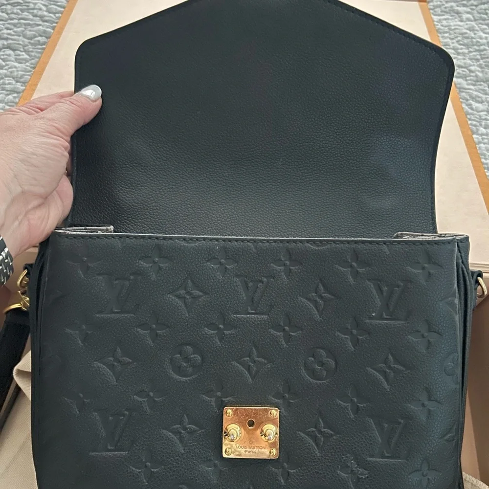 Louis Vuitton Pochette Metis Black Leather - Picture 4 of 11